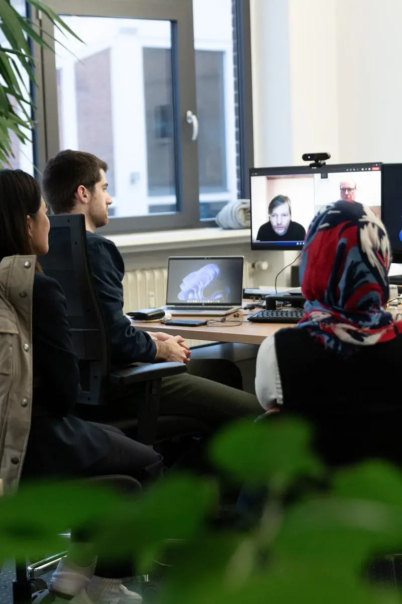 Kollegen von QUIS in einem Online-Meeting.